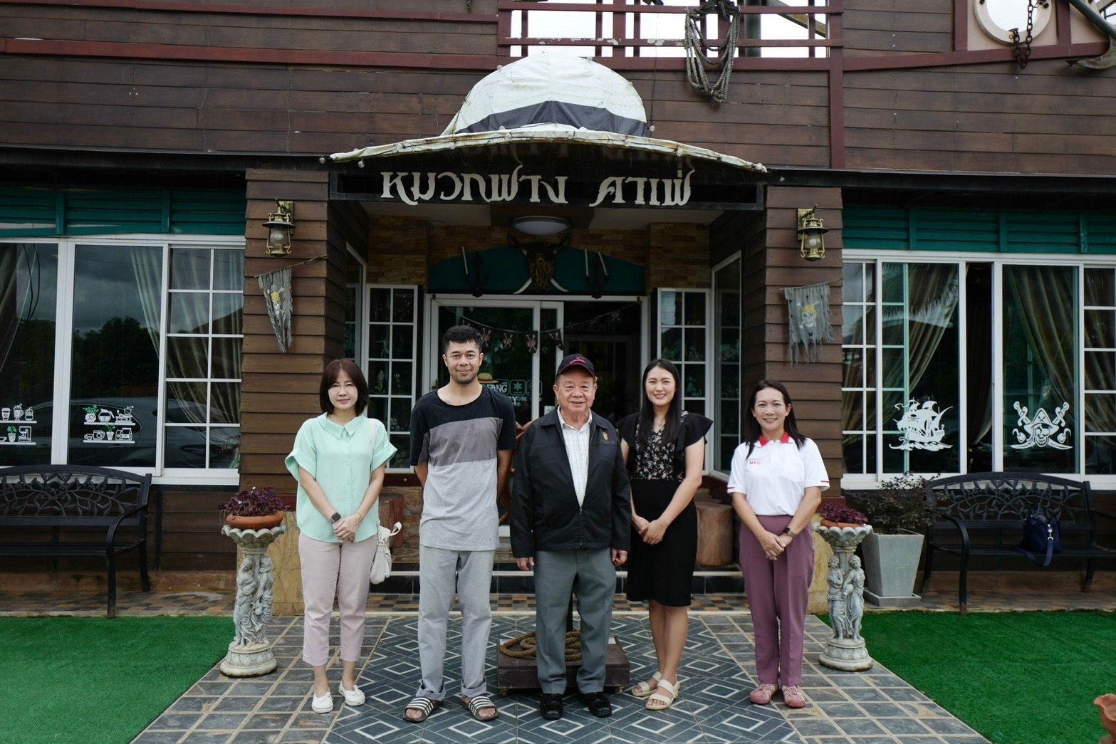 นายกสภามหาวิทยาลัยเดินทางเยี่ยมร้านคาเฟ่นักศึกษาเก่าที่ได้รับผลกระทบจากน้ำท่วมฉับพลัน