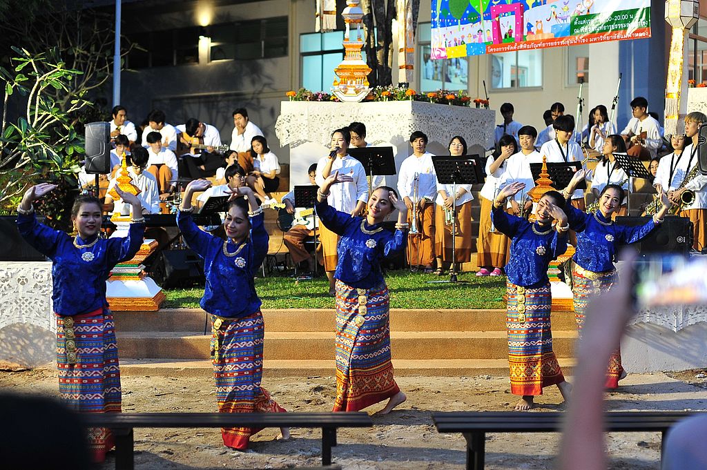 มฟล จัดดนตรีในสวน  เปิดพื้นที่ให้นักศึกษาแสดงความสามารถด้านศิลปวัฒนธรรม