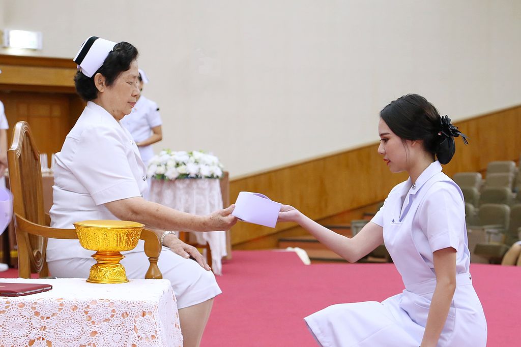 สำนักวิชาพยาบาลศาสตร์ จัดพิธีมอบหมวก ดวงประทีป และเข็มชั้นปี ประจำปีการศึกษา 2560