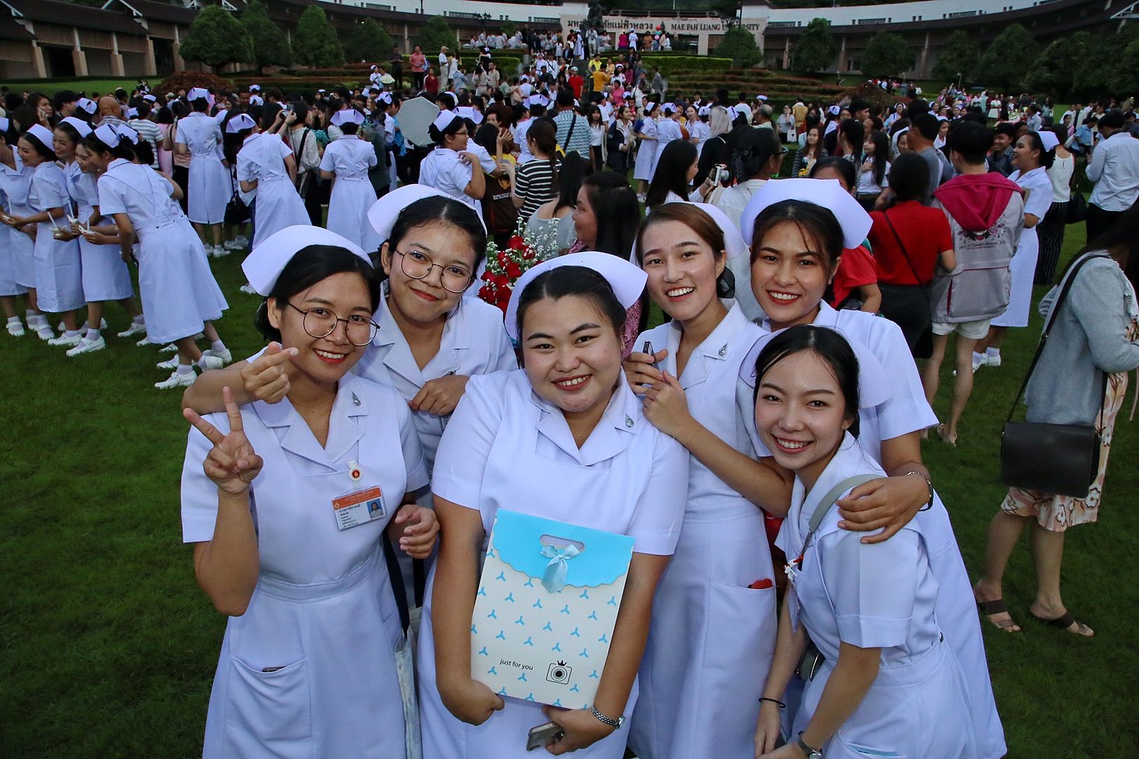 สำนักวิชาพยาบาลศาสตร์ จัดพิธีมอบหมวก ดวงประทีป และเข็มชั้นปี 